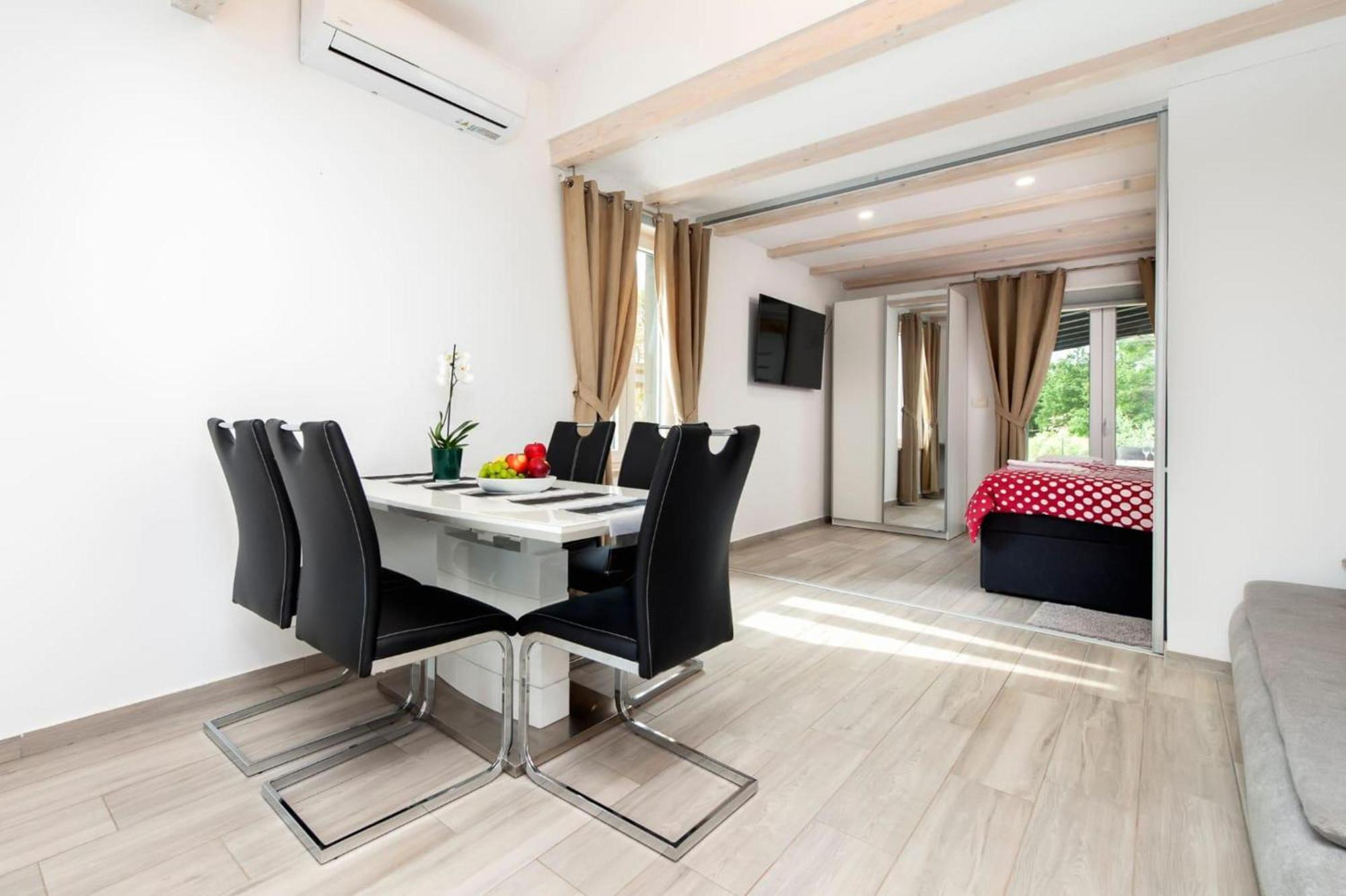 Renata Mare Holliday House *